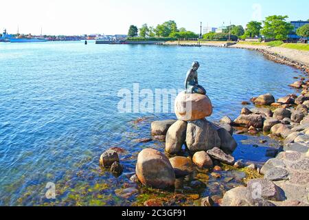 Promenade Langelinie avec l'emblématique statue de la petite sirène et le point de repère en premier plan et le port en arrière-plan, Copenhague, Danemark. Banque D'Images