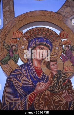 UNIONTOWN, ÉTATS-UNIS - 17 mai 1995 : peinture extérieure de la Sainte mère et du bébé Jésus. Banque D'Images