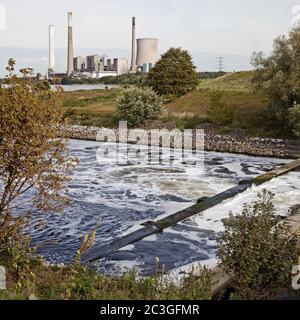 À l'estuaire d'Emscher avec la centrale de Voerde en arrière-plan, Dinslaken, Allemagne, Europe Banque D'Images