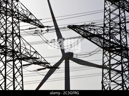Deux pylônes de ligne aérienne et une éolienne, Witten, Rhénanie-du-Nord-Westphalie, Allemagne, Europe Banque D'Images