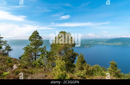 VUE SUR LE LOCH NESS EN ÉCOSSE DEPUIS LES LADES AUX CHEVEUX ÉQUITABLES, TRAVERSEZ LE CHÂTEAU D'URQUHART EN JUIN Banque D'Images