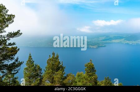 VUE SUR LE LOCH NESS EN ÉCOSSE DEPUIS LES LADES AUX CHEVEUX ÉQUITABLES, TRAVERSEZ LE CHÂTEAU D'URQUHART AVEC UN HAAR OU UNE BRUME PASSANT SUR LES COLLINES EN ÉTÉ Banque D'Images