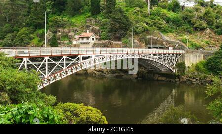 Vue oblique de Cataract Gorge bridge dans la ville de Launceston en Tasmanie Banque D'Images