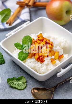 Porridge de riz au lait d'amande et pommes caramélisées. Banque D'Images