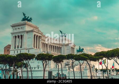 L'Altare della Patria, également connu sous le nom de monument Vittorio Emanuele II sur la Piazza Venezia à Rome, Italie Banque D'Images