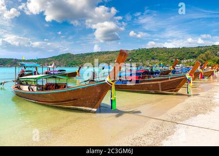 Bateau traditionnel thaïlandais à longue queue à la plage de Log Dlum sur l'île de Phi Phi Don, en Thaïlande, en été Banque D'Images