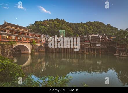 Pont voûté dans la vieille ville de Feng huang Banque D'Images