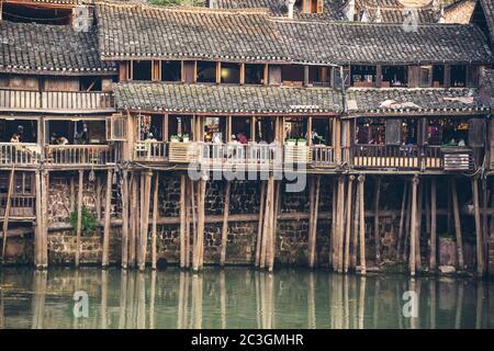 Vieilles maisons en bois historiques de Diaojiao à Fenghuang Banque D'Images