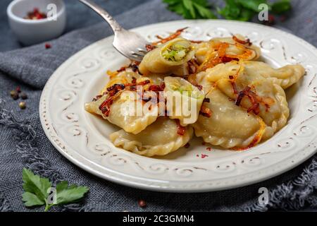 Boulettes farcies au chou et aux oignons. Banque D'Images