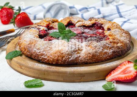 Gâteau traditionnel d'été (Galeta) avec fraises. Banque D'Images