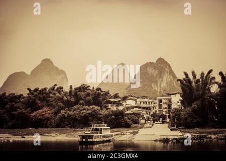 Image sépia du paysage le long de la rivière Li à Yangshuo Banque D'Images