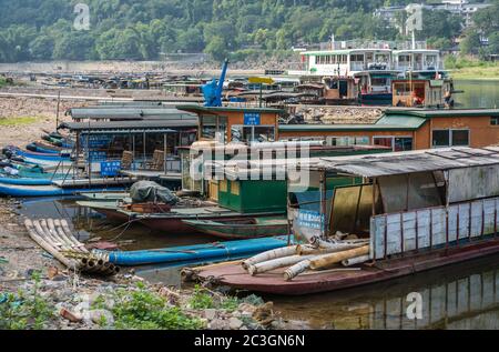 Bateaux locaux sur la rive du fleuve Li à Yangshuo Banque D'Images