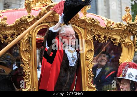 Le nouveau maire de la ville de Londres, Andrew Parmley, fait des vagues de la Golden State Carriage lors du Lord Mayor's Show 2016, Londres, Royaume-Uni Banque D'Images