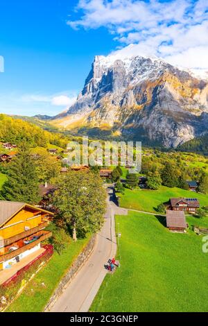 Grindelwald, vue sur le village suisse et les montagnes Banque D'Images