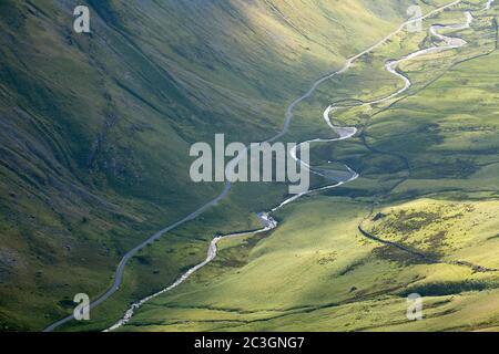 Gatesgarthdale Beck et le Honister Pass Road dans le Lake District. Banque D'Images