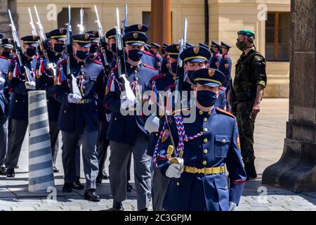 PRAGUE, RÉPUBLIQUE TCHÈQUE - 2 JUIN 2020 : masques sur les soldats devant le château de Prague pendant la relève de la garde, pandémie de coronavirus covid-19 Banque D'Images