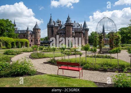 Vieux jardin historique au Château de Haar pays-Bas Utrecht un jour d'été lumineux, jeunes couples hommes et femmes à mi-âge marchant moi Banque D'Images