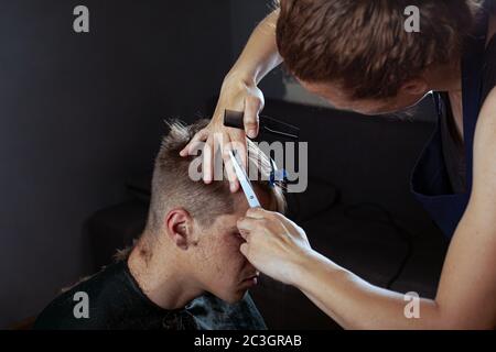 le client coupe les cheveux au salon de coiffure, au salon de coiffure. Banque D'Images