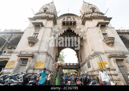 Entrée au patrimoine ancestral, marché de Khanderao. Le marché de Khanderao est un complexe commercial tentaculaire qui abrite des fruits, des légumes, des fleurs et d'autres plantes Banque D'Images