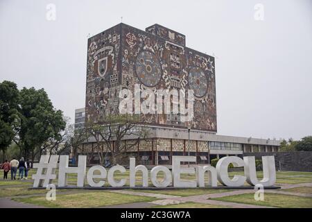 Belle photo de la Bibliothèque centrale (UNAM) à Mexico, Mexique Banque D'Images