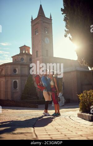 un jeune couple adulte est en busse au coucher du soleil en italie, à toskana Banque D'Images