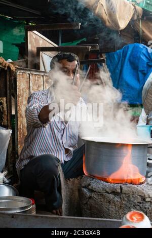 Un salon de thé très fréquenté dans le marché. Le marché de Khanderao est un complexe commercial tentaculaire qui abrite des fruits, des légumes, des fleurs et d'autres articles. Marque Khanderao Banque D'Images