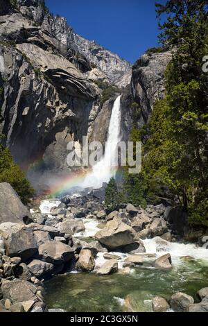 Rainbow à travers les chutes Yosemite, parc national Yosemite, Californie, États-Unis Banque D'Images