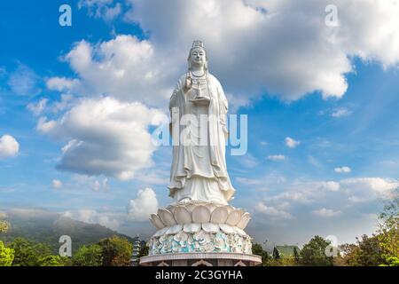 Statue de Bouddha blanc (Bouddha de la Vierge) à la Pagode Linh Ung, Danang, Vietnam en une journée d'été Banque D'Images