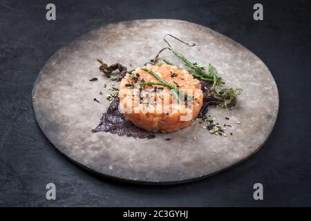 Tartre de poisson gourmet à l'état brut à partir de filet de saumon avec lavermillepertuis Banque D'Images