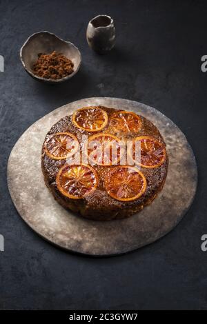 Gâteau traditionnel américain à l'envers, offert en gros plan sur un plateau moderne avec espace pour les copies Banque D'Images