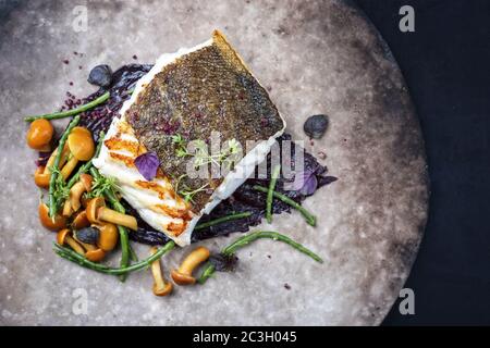 Filet de morue de skrei européen frit gastronomique avec verglasswort Banque D'Images