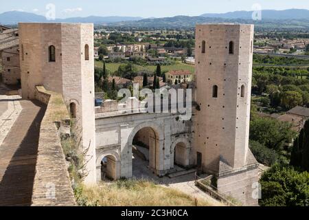 La Porta Venere romaine et Torri di Properzio à Spello, Ombrie, Italie Banque D'Images