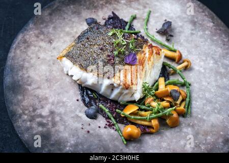 Filet de morue de skrei européen frit gastronomique avec verglasswort Banque D'Images