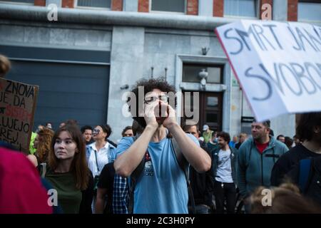 Ljubljana, Slovénie. 19 juin 2020. Un manifestant crie des slogans lors d'une manifestation antigouvernementale.chaque vendredi, des milliers de personnes à Ljubljana et dans d'autres grandes villes slovènes protestent contre le gouvernement du Premier ministre Janez Jansa, en raison d'allégations de corruption et de régime antidémocratique de son gouvernement. Crédit : SOPA Images Limited/Alamy Live News Banque D'Images