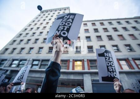 Ljubljana, Slovénie. 19 juin 2020. Les manifestants tiennent des pancartes montrant des notes d'école négatives qu'ils donneront symboliquement au gouvernement de Janez Jansa après ses 100 jours au pouvoir.tous les vendredis, Des milliers de personnes à Ljubljana et dans d'autres grandes villes slovènes protestent contre le gouvernement du Premier ministre Janez Jansa, au milieu d'allégations de corruption et de régime antidémocratique de son gouvernement. Crédit : SOPA Images Limited/Alamy Live News Banque D'Images