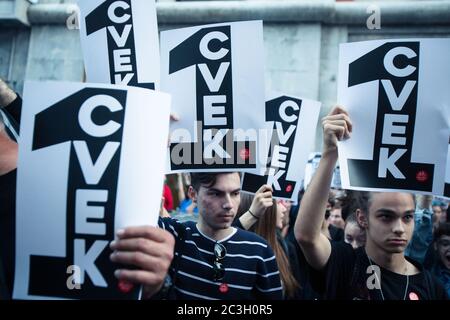 Ljubljana, Slovénie. 19 juin 2020. Les manifestants tiennent des pancartes montrant des notes d'école négatives qu'ils donneront symboliquement au gouvernement de Janez Jansa après ses 100 jours au pouvoir.tous les vendredis, Des milliers de personnes à Ljubljana et dans d'autres grandes villes slovènes protestent contre le gouvernement du Premier ministre Janez Jansa, au milieu d'allégations de corruption et de régime antidémocratique de son gouvernement. Crédit : SOPA Images Limited/Alamy Live News Banque D'Images