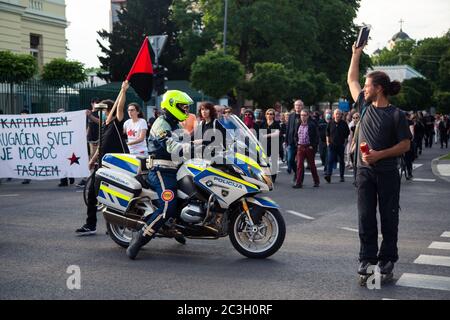 Ljubljana, Slovénie. 19 juin 2020. Un manifestant qui a présenté une Constitution de la République de Slovénie tout en criant des slogans lors d'une manifestation antigouvernementale.chaque vendredi, des milliers de personnes à Ljubljana et dans d'autres grandes villes slovènes protestent contre le gouvernement du Premier ministre Janez Jansa, au milieu d'allégations de corruption et de régime antidémocratique de son gouvernement. Crédit : SOPA Images Limited/Alamy Live News Banque D'Images