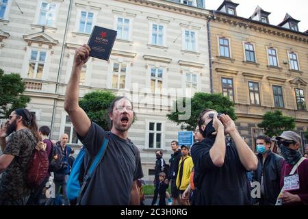 Ljubljana, Slovénie. 19 juin 2020. Un manifestant qui a présenté une Constitution de la République de Slovénie tout en criant des slogans lors d'une manifestation antigouvernementale.chaque vendredi, des milliers de personnes à Ljubljana et dans d'autres grandes villes slovènes protestent contre le gouvernement du Premier ministre Janez Jansa, au milieu d'allégations de corruption et de régime antidémocratique de son gouvernement. Crédit : SOPA Images Limited/Alamy Live News Banque D'Images