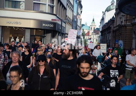 Ljubljana, Slovénie. 19 juin 2020. Des milliers de manifestants défilent dans la rue pendant la manifestation.chaque vendredi, des milliers de personnes à Ljubljana et dans d'autres grandes villes slovènes protestent contre le gouvernement du Premier ministre Janez Jansa, dans le contexte d'allégations de corruption et de régime antidémocratique de son gouvernement. Crédit : SOPA Images Limited/Alamy Live News Banque D'Images