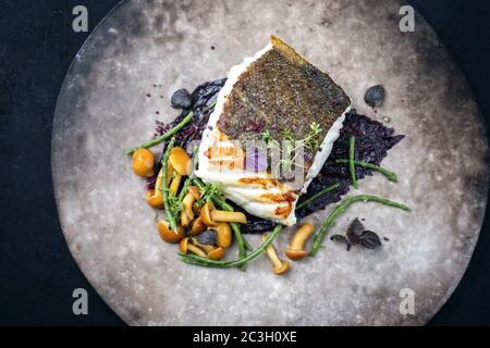 Filet de morue de skrei européen frit gastronomique avec verglasswort Banque D'Images