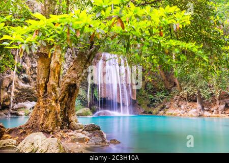 Cascade dans une forêt tropicale avec arbre vert et lac émeraude, Erawan, Thaïlande Banque D'Images