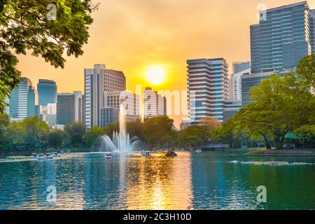 Vue sur le parc Lumphini au coucher du soleil à Bangkok, Thaïlande Banque D'Images