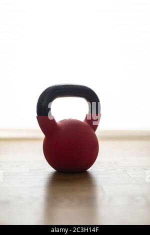 Gros plan d'une kettlebell rouge pour faire des exercices à accueil Banque D'Images