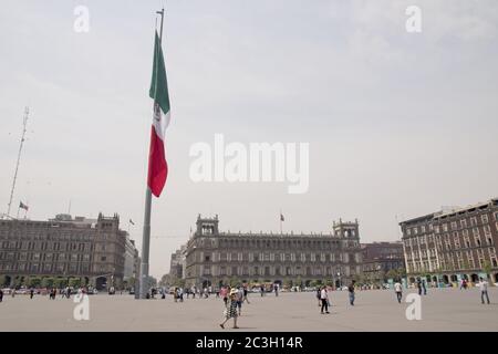 Drapeau du Mexique sur la place de Zocalo surpeuplé personnes Banque D'Images