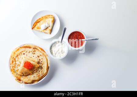 Pile de crêpes russes blini avec caviar rouge, crème fraîche aigre Banque D'Images