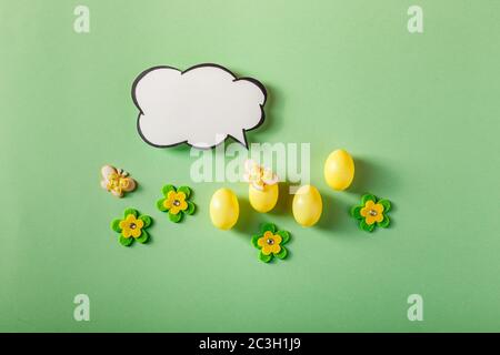 Décorations de Pâques sous forme d'œufs décoratifs et d'un poulet en céramique Banque D'Images