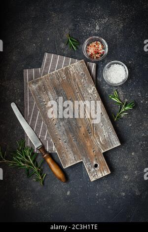 Planche à découper en bois avec herbes fraîches et épices Banque D'Images