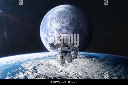 Astronaute sur fond de lune. Vue depuis l'orbite de la Terre. Système solaire Banque D'Images