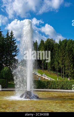 Peterhof, la deuxième fontaine de Menajerniy dans le parc inférieur Banque D'Images