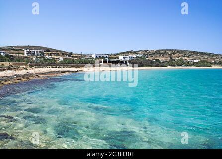 Eaux cristallines à la plage de Finikas, sur la paisible et belle île grecque de Koufonissi. Une estran rocailleux donne la place à une plage de sable, le bacille Banque D'Images